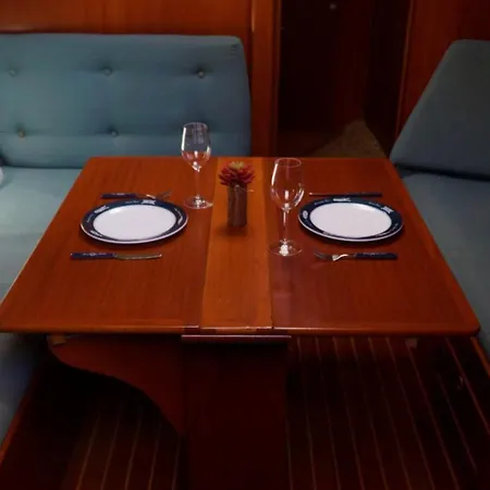 Sailing Boat بوتيل *